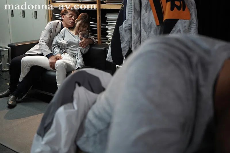 【今井栞菜】TV裏側で中出しハラスメントに堕落 サンプル画像5