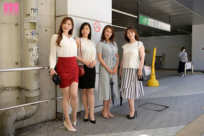 【小早川怜子】おばさん同窓会で花びら大回転 サンプル画像1