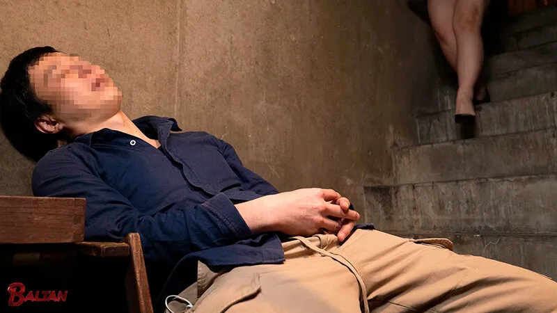 【熟女3人】不本意射精の搾り取り乱交 サンプル画像1