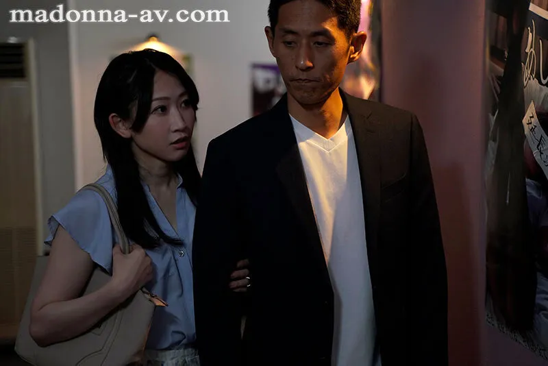 【水戸かな】ポルノ映画館で汚される貞淑妻【Madonna】 サンプル画像1